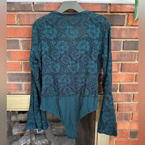 🛍️ willow root. Bell sleeves lace bodysuit . Excellent condition. - Picture 4 of 10